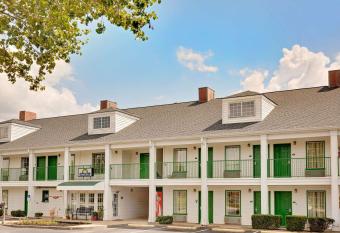 Days Inn by Wyndham Spartanburg has Smoking/Balcony rooms