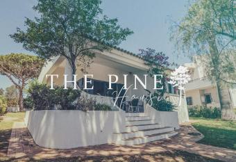 Pine House - Faro Airport, Beach and City Center has Balcony rooms