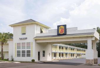 Super 8 By Wyndham Kingsland I-95/Naval Base Area has Smoking rooms