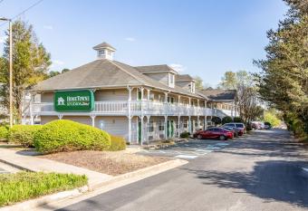 HomeTowne Studios by Red Roof Atlanta NE o Norcross South has Smoking rooms