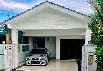 Pinggiran Homestay allows 18 year olds to book a room