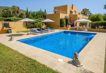 Villa Sunrise has Balcony rooms