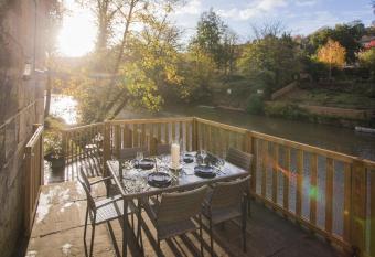 The Bridge House has Balcony rooms