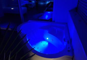 Jacuzzi Studio Apartment has Balcony rooms