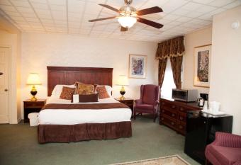 Genetti Hotel, SureStay Collection by Best Western has rooms with a private hot tub