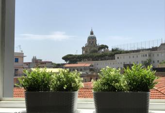 GIOVANNA HOME has Balcony rooms