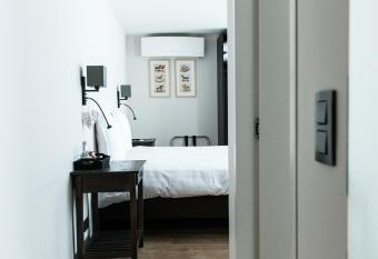 Maison de la Paix has Balcony rooms