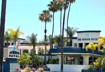 Atrium Hotel Orange County has Balcony rooms
