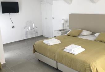 Villa Donatella has Balcony rooms