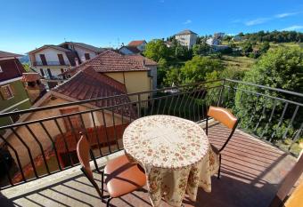 Appartamenti NeMoZo Moretti has Balcony rooms