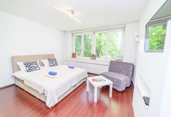 Beautiful cozy Studio close to City Center allows 18 year olds to book a room
