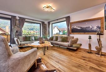 Apartment Wood&Stone Alpi has rooms with a private hot tub