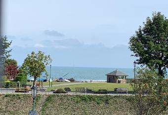 Postman s Knock, Lynmouth, first floor apartment with private parking allows 18 year olds to book a room