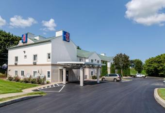 Motel 6 Gordonville Pa-Lancaster Pa allows 18 year olds to book a room