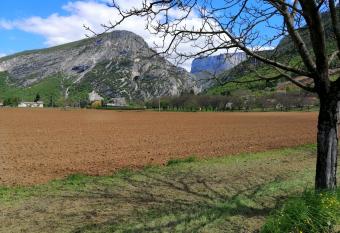 la grande chambre allows 18 year olds to book a room