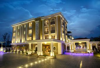 Four Vedas Hotel & Resort allows 18 year olds to book a room