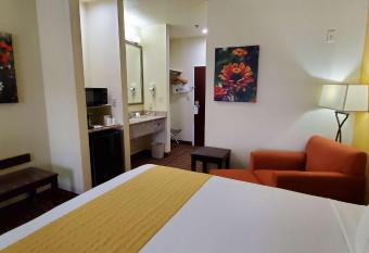 Best Western Executive Inn & Suites has rooms with a private hot tub