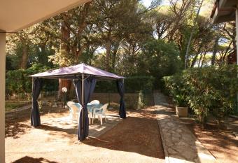 A 300 m dal mare grazioso appartamento has Smoking rooms