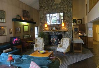 Americourt Hotel - Mountain City allows 18 year olds to book a room