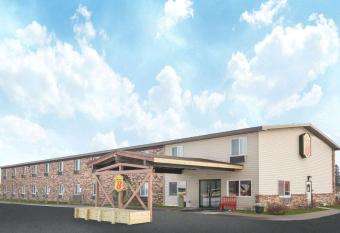 Super 8 by Wyndham Superior WI allows 18 year olds to book a room
