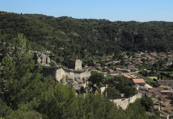 Les lavandes de S  verine allows 18 year olds to book a room