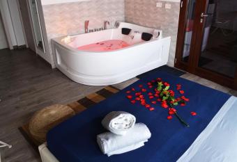 Casa Vacanze Giannuzzi has rooms with a private hot tub