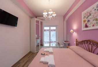 ViOletta has Balcony rooms