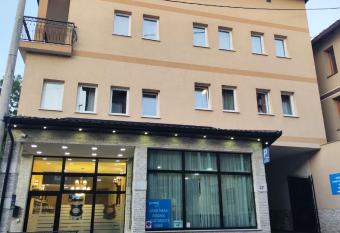 Hotel Nacional Free Parking allows 18 year olds to book a room