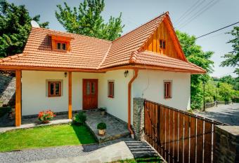 Star   m  tnica allows 18 year olds to book a room