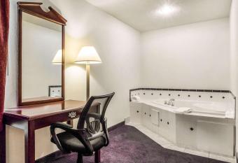 Quality Inn Redgranite has rooms with a private hot tub