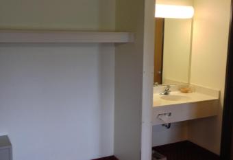 Americas Best Value Inn & Suites-Spring Valley has rooms with a private hot tub