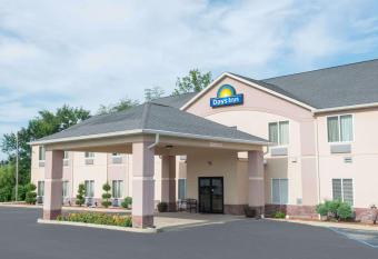 Days Inn by Wyndham Sullivan has rooms with a private hot tub