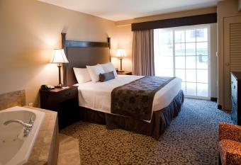 Best Western Plus Intercourse Village Inn & Restaurant has rooms with a private hot tub