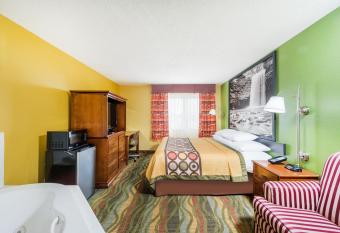 Super 8 by Wyndham Jacksonville has rooms with a private hot tub