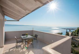 Luxury Sea View Apartment allows 18 year olds to book a room