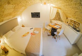 Le Antiche Dimore di Dea allows 18 year olds to book a room