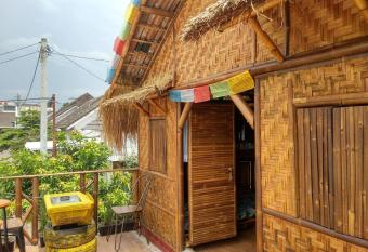 WaitHozz has Balcony rooms