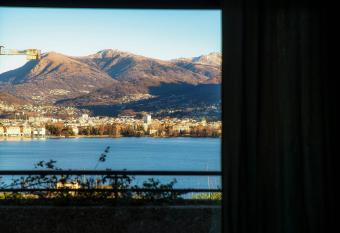 Paradise Amazing Lake View allows 18 year olds to book a room