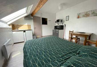 Une escapade tranquille, proche de la plage ! allows 18 year olds to book a room