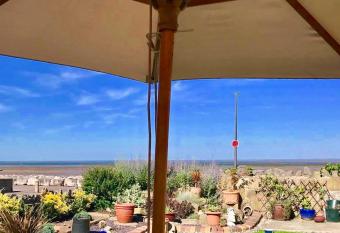 HomeStay In The Bay With Sea Views allows 18 year olds to book a room