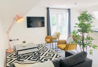 Shield Penthouse Loft - 2 Bedroom Luxe Large Apartment has Balcony rooms