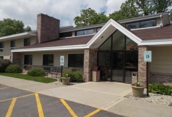 Boarders Inn and Suites by Cobblestone Hotels - Ripon has rooms with a private hot tub