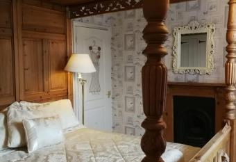 Three Sisters Cottage allows 18 year olds to book a room