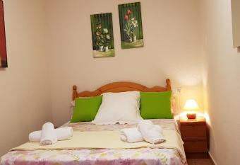 Calle Frailes Apartamento allows 18 year olds to book a room