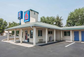 Motel 6 Fallon Nv has Smoking rooms