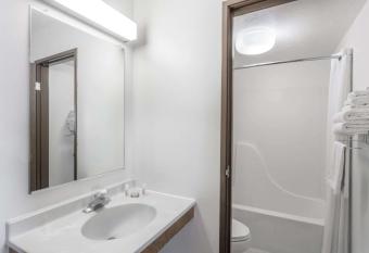 Super 8 by Wyndham Rexburg has rooms with a private hot tub