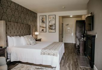 Geyserville Inn has Balcony rooms