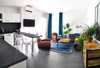 Beautifully Bright Apartment in Old Town Saint-Tropez allows 18 year olds to book a room
