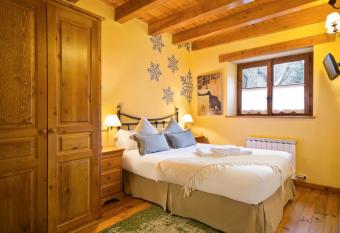 Luderna - Apartamento con jard  n Pleta de Arties Montardo has Balcony rooms