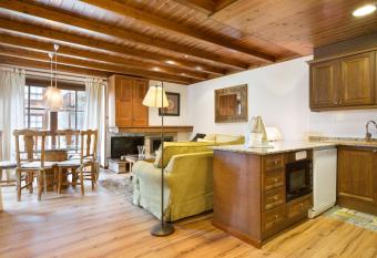 Luderna - Apartamento Val de Ruda A9 Pe  lla has Balcony rooms